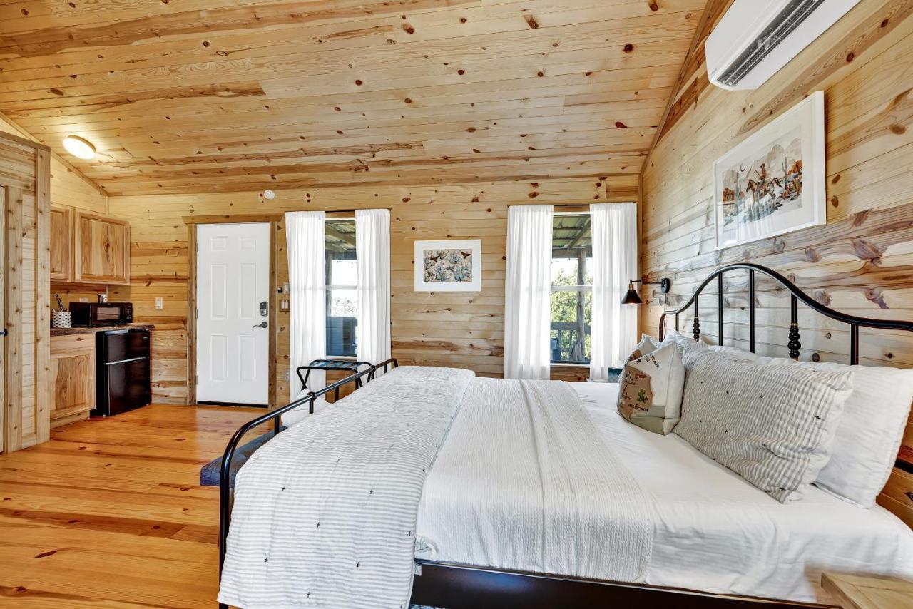 Rocky Ridge Cedar Cabin With Hot Tub & Amazing Views Crabapple Dış mekan fotoğraf